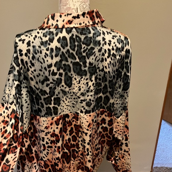 POL. LONG SLEEVE ANIMAL PRINT BLOUSE. SIZE SMALL. OVERSIZED! NWOT FRONT POCKETS - Picture 6 of 11